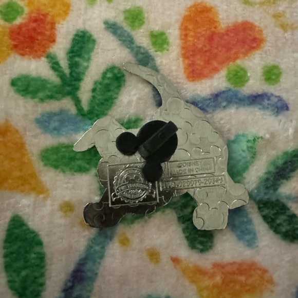 Disneys 101 Dalmatians Lucky Pin - Picture 2 of 2